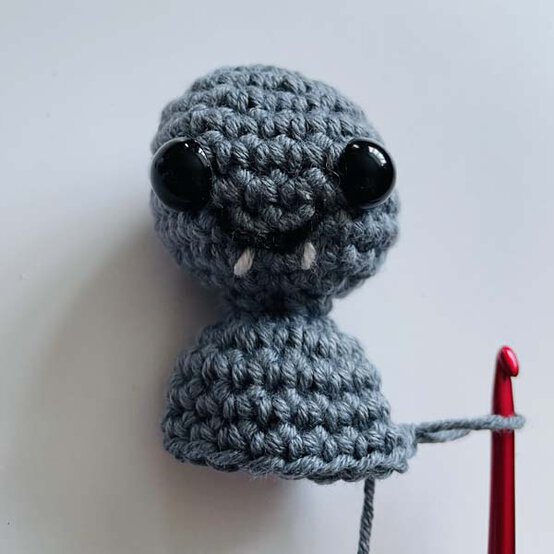 ideas%5Fhow%2Dto%2Dcrochet%2Da%2Dhalloween%2Dwreath%5Fbat%5Fstep%2D1b.jpg?sw=554&q=85