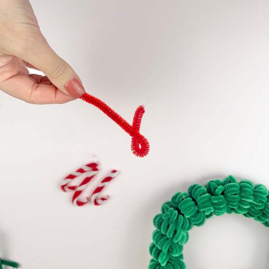 ideas%5Fpipe%2Dcleaner%2Dchristmas%2Dcrafts%5Fwreath%5Fstep%2D11.jpg?sw=554&q=85