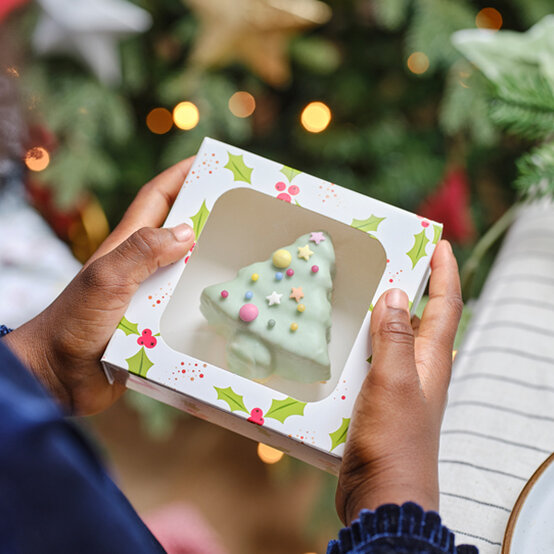 how-to-make-mini-xmas-tree-cakeshero.jpg?sw=554&q=85