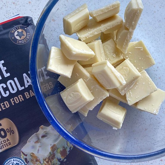 Idea_how-to-make-terrarium-cake-jars_step2a.jpg?sw=554&q=85