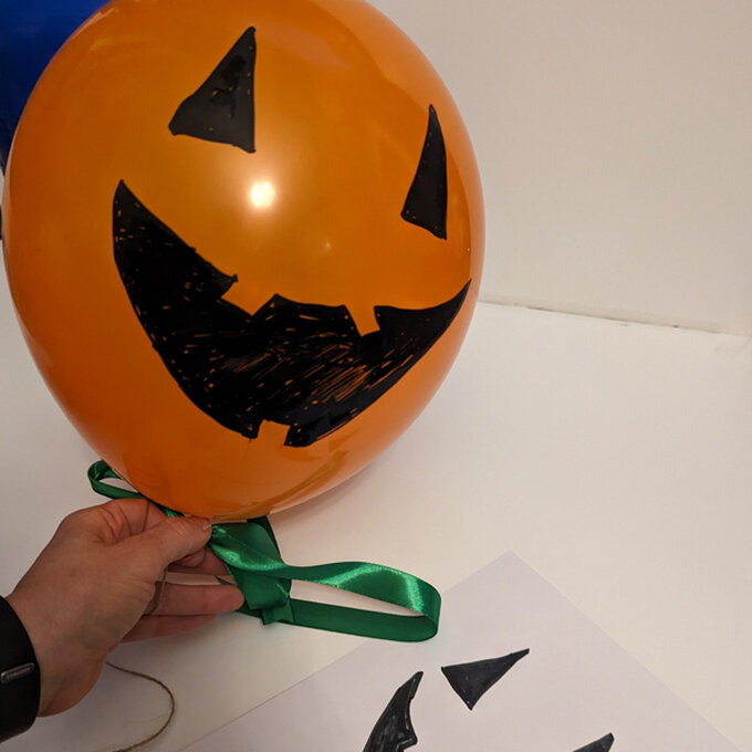 idea_personalised-halloween-balloons-halloween_step2.jpg?sw=680&q=85