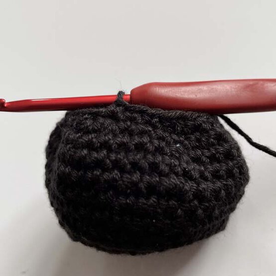 ideas%5Fhow%2Dto%2Dcrochet%2Da%2Dhalloween%2Dwreath%5Fcauldron%5F2.jpg?sw=554&q=85