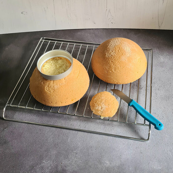 idea_how-to-make-a-frog-cake_step2.jpg?sw=554&q=85