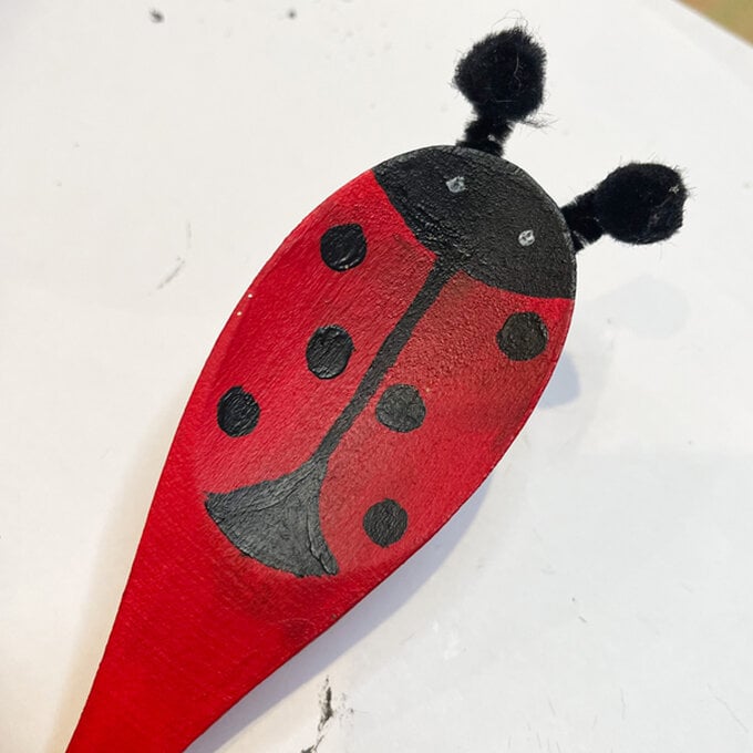 idea_how-to-make-story-spoons-ladybird_step5a.jpg?sw=680&q=85