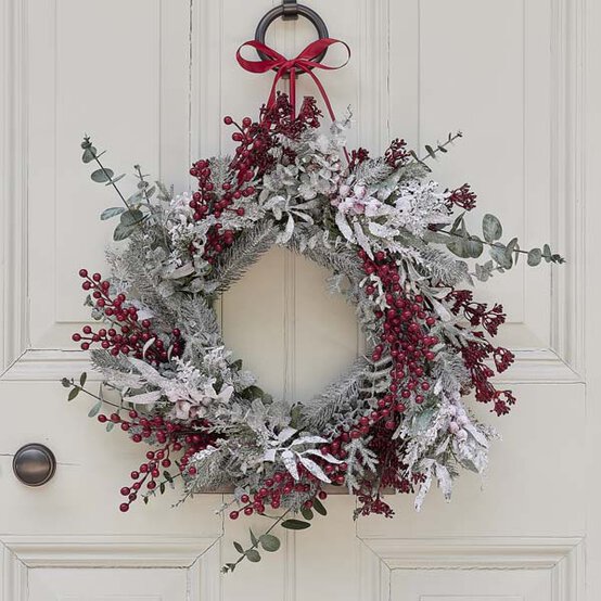 berry%2Dand%2Deucalyptus%2Dwreath.jpg?sw=554&q=85