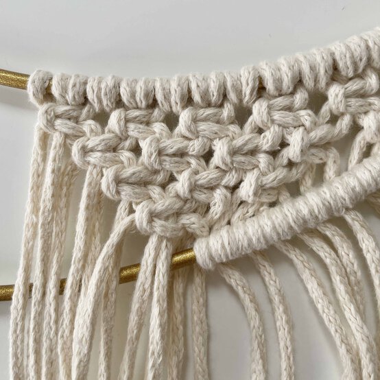 Idea_how-to-make-a-christmas-macrame-wreath_step7b.jpg?sw=554&q=85