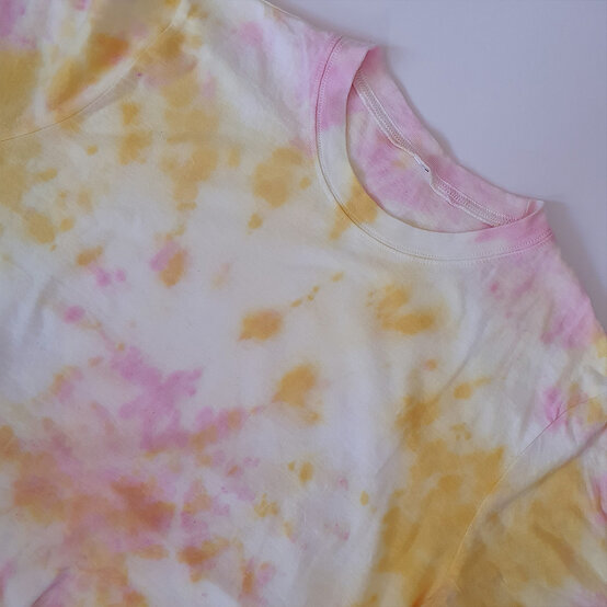 how_to_upcycle_your_wardrobe_with_tie_dye_step-4-dry.jpg?sw=554&q=85