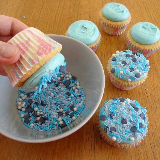 mermaid-cupcakes_step-3.jpg?sw=554&q=85