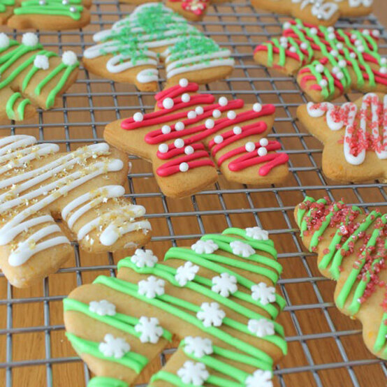 how-to-make-christmas-mug-cookies_step-2.jpg?sw=554&q=85