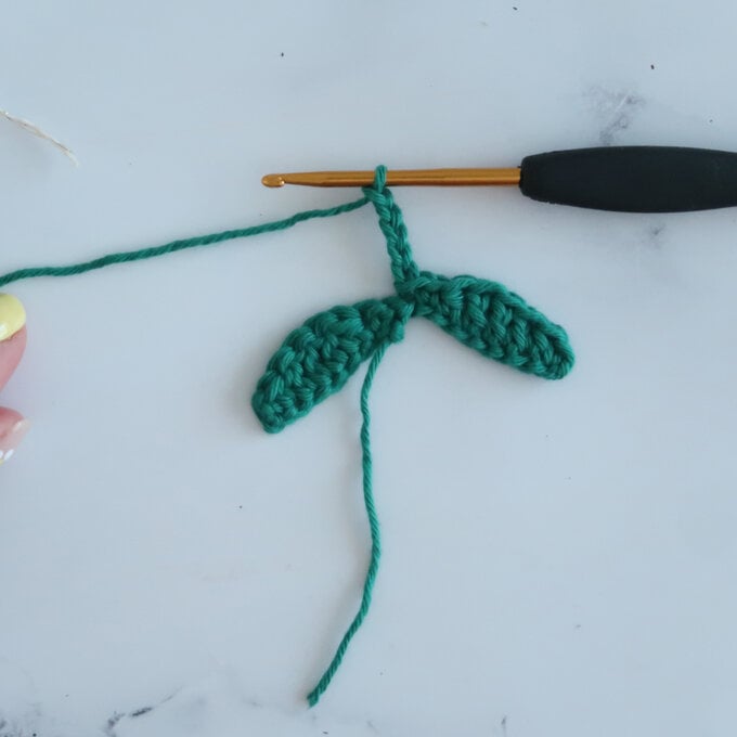 crochet-mistletoe-step-7.jpg?sw=680&q=85