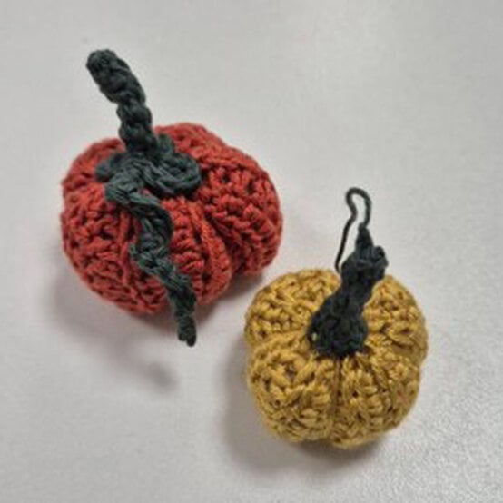 ideas%5Fhow%2Dto%2Dcrochet%2Dan%2Dautumn%2Ddoor%2Dcurtain%5Fpumpkin%5Fstep%2D2.jpg?sw=554&q=85
