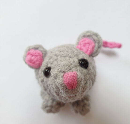 how-to-crochet-an-autumn-garland-mouse-front.jpg?sw=554&q=85