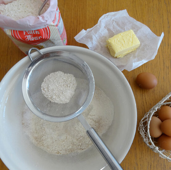 decorated-gingerbread-biscuits_step1.jpg?sw=554&q=85