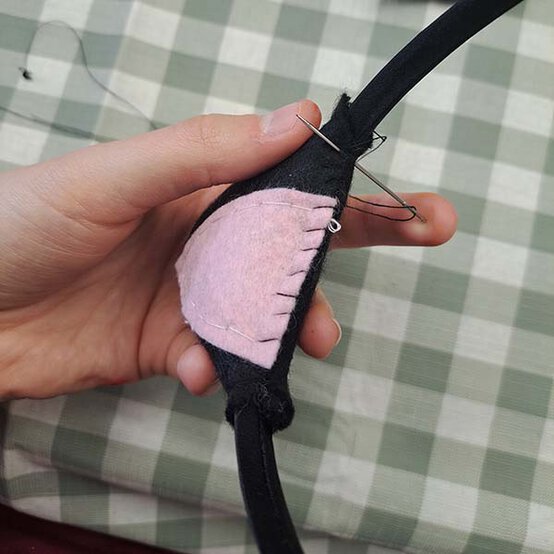 ideas%5Feasy%2Dhalloween%2Dcostumes%2Dfor%2Dkids%5Fcat%2Dears%2Dstep%2D2b.jpg?sw=554&q=85