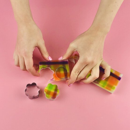 how-to-make-tartan-soap--step12a.jpg?sw=554&q=85