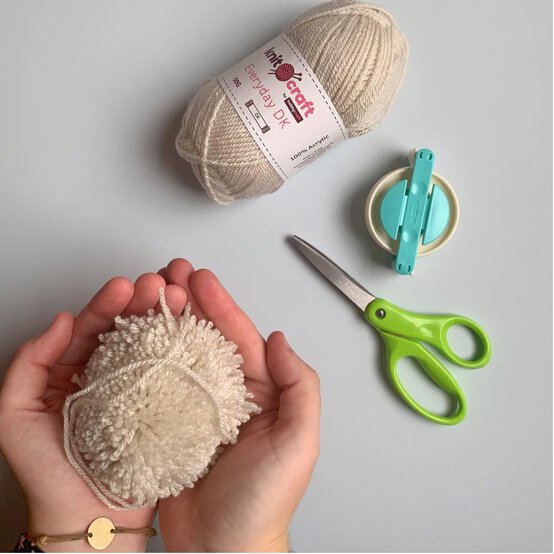 pom_pom_bunny_wall_art_step_1.jpg?sw=554&q=85