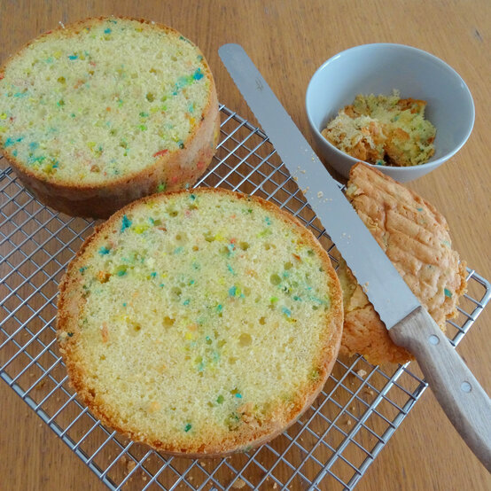 funfetti-ice-cream-cake_step4_2.jpg?sw=554&q=85