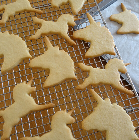 unicorn-biscuits_step2.jpg?sw=554&q=85