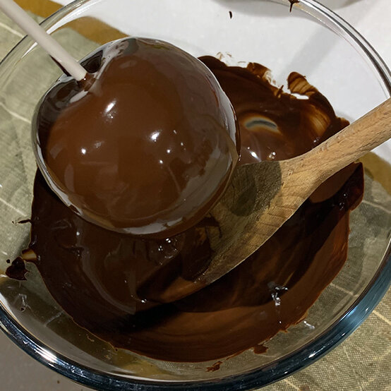 how-to-make-chocolate-apples_step2.jpg?sw=554&q=85