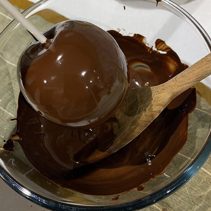 how-to-make-chocolate-apples_step2.jpg?sw=680&q=85