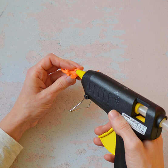 dinosaur_bonnet_glue_gun_step_2.jpg.jpg?sw=554&q=85