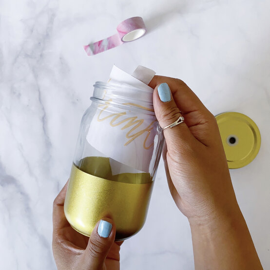 how-to-customise-drinking-jars-with-creative-lettering_freestyle_step4.jpg?sw=554&q=85