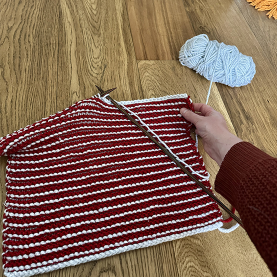 idea%5Fknit%2Da%2Dpresent%2Dcushion%5Fstep3.png?sw=554&q=85