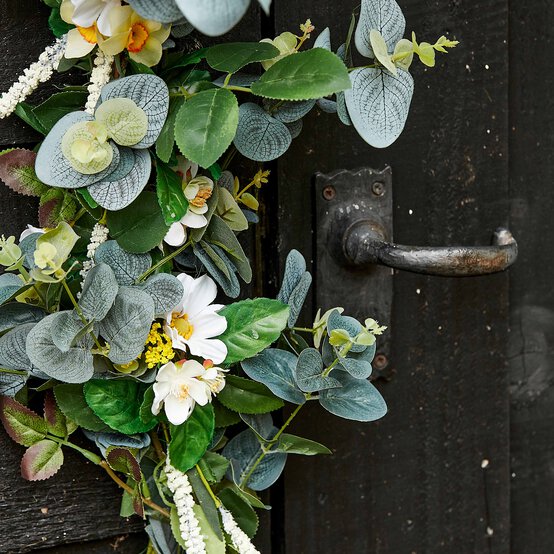 Idea_how-to-make-a-spring-garland_step4.jpg?sw=554&q=85