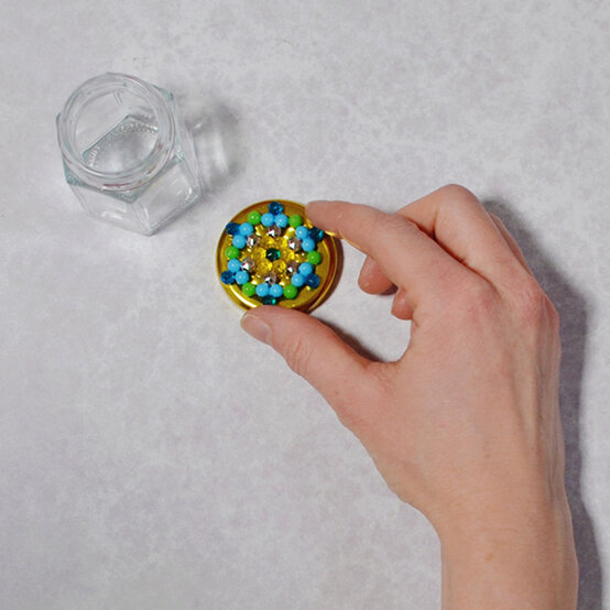 aquabeads_storage-jar_step2.jpg?sw=554&q=85