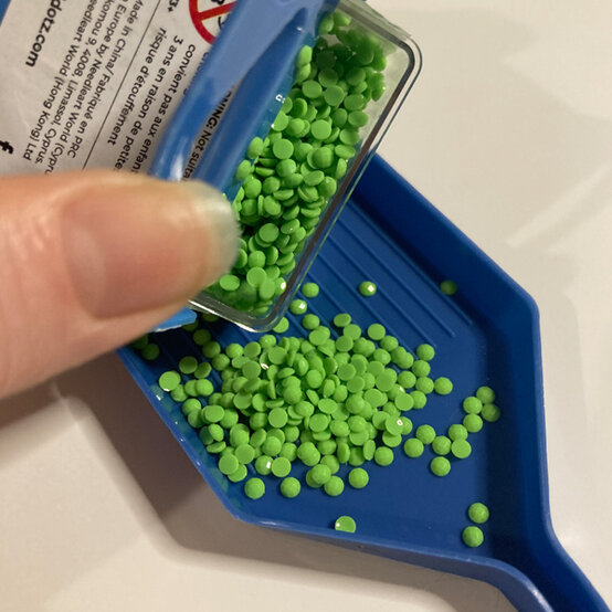 idea_customise-a-phone-case-with-diamond-dotz_step3a.jpg?sw=554&q=85