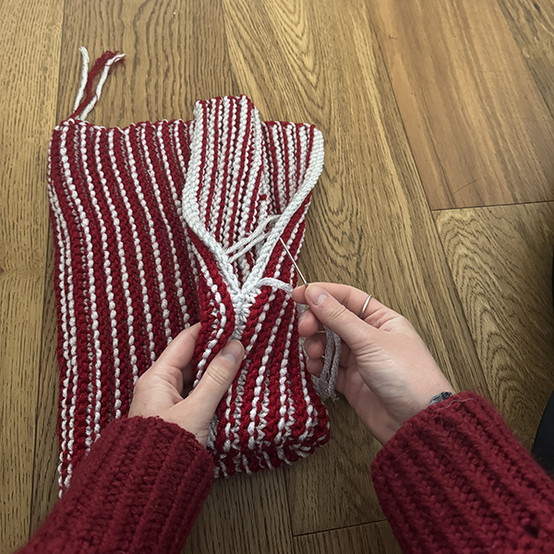 idea%5Fknit%2Da%2Dpresent%2Dcushion%5Fstep5.png?sw=554&q=85