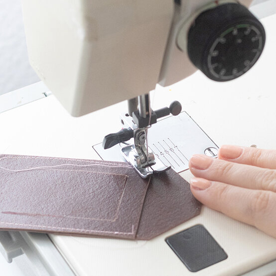 fimo-leather-effect_travel-time_luggage-tag_step-5.jpg?sw=554&q=85