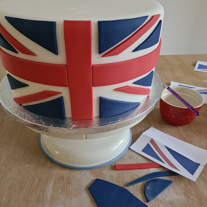 How-to-Make-a-Platinum-Jubilee-Showstopper-Cake_Step18c.jpg?sw=680&q=85