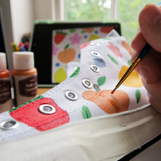 idea_personalise-a-shoe-with-fabric-paint_step7.jpg?sw=554&q=85