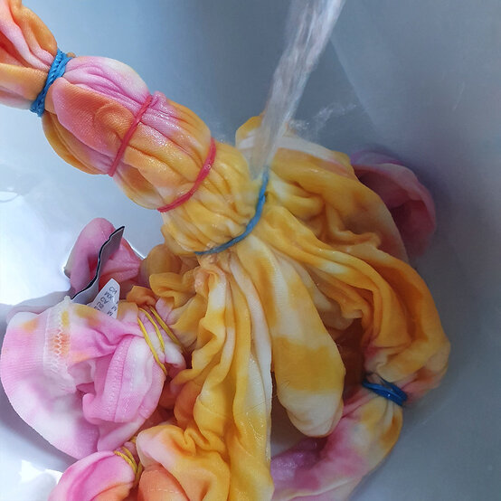 how_to_upcycle_your_wardrobe_with_tie_dye_step-3-cold-rinse.jpg?sw=554&q=85
