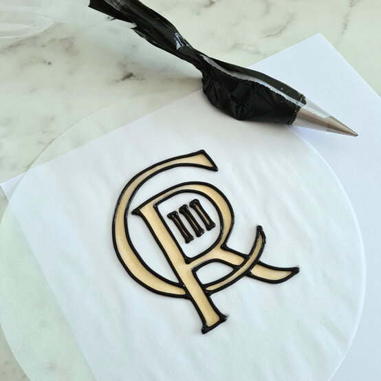 idea_how-to-make-a-coronation-cake_step2b.jpg?sw=554&q=85