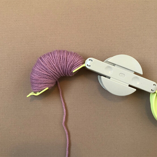 pom-pom-egg_step1.jpg?sw=554&q=85