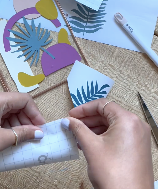 cricut_how_to_make_an_adhesive_vinyl_frame_5a.-palm-frame.png?sw=554&q=85