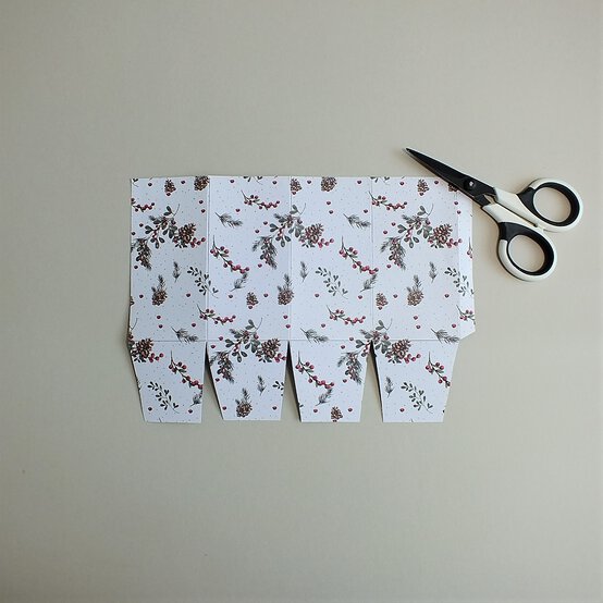 papercraft-christmas-advent-calendar_gift-bag_step2.jpg?sw=554&q=85