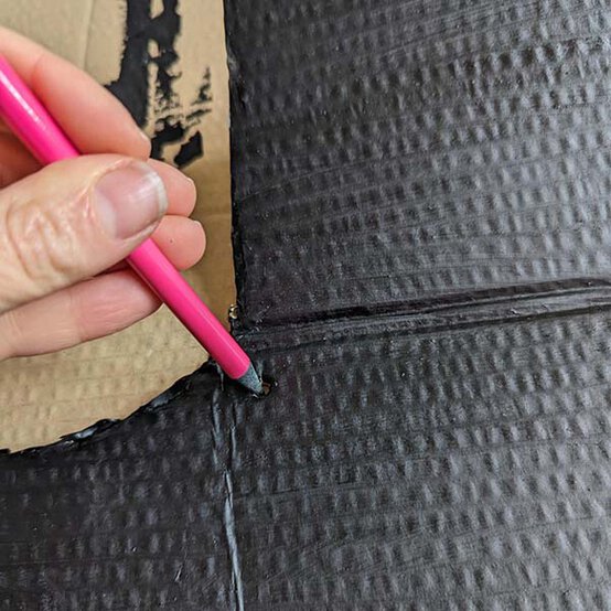 ideas%5Feasy%2Dhalloween%2Dcostumes%2Dfor%2Dkids%5Fbat%2Dwings%2Dstep%2D2a.jpg?sw=554&q=85