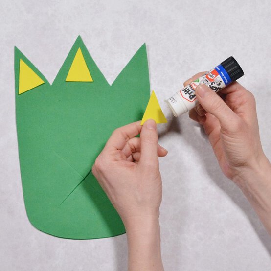 how_to_make_dinosaur_feet_craft_activities_step4.jpg?sw=554&q=85