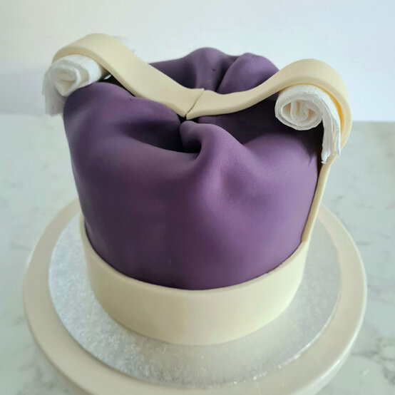 idea_how-to-make-a-coronation-cake_step13c.jpg?sw=554&q=85