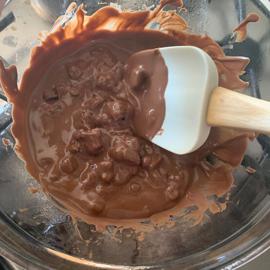 idea_how-to-make-a-chocolate-egg-cheesecake_step2.jpg?sw=554&q=85