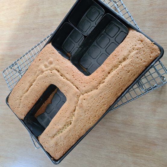 how-to-make-a-number-cake-3.jpg?sw=554&q=85