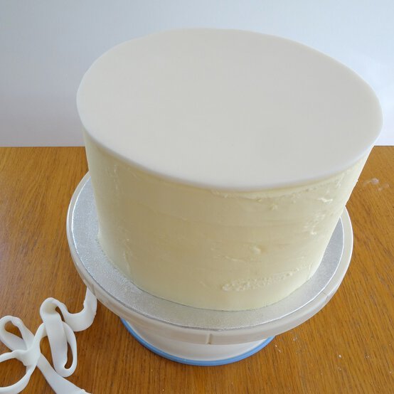 nutcracker-cake_step7_2.jpg?sw=554&q=85