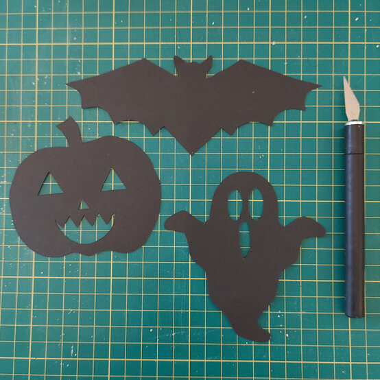 idea_diy-halloween-party-games-shadow_step4.jpg?sw=554&q=85