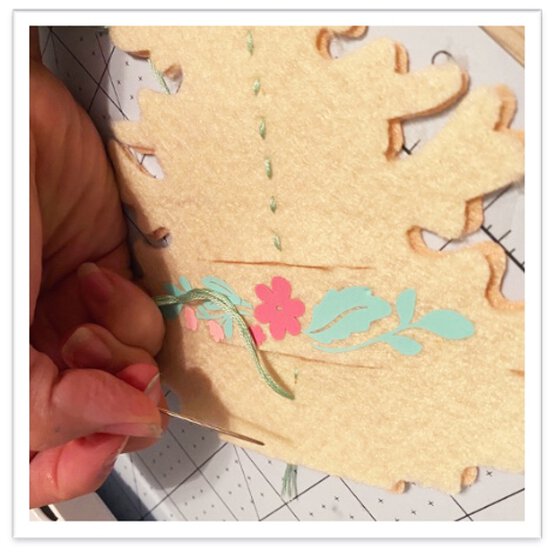 Christmas%20Tree%20Place%20Setting_Step17.jpg?sw=554&q=85