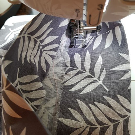 fabric_drawstring_bags_sewing_step_7.jpg?sw=554&q=85