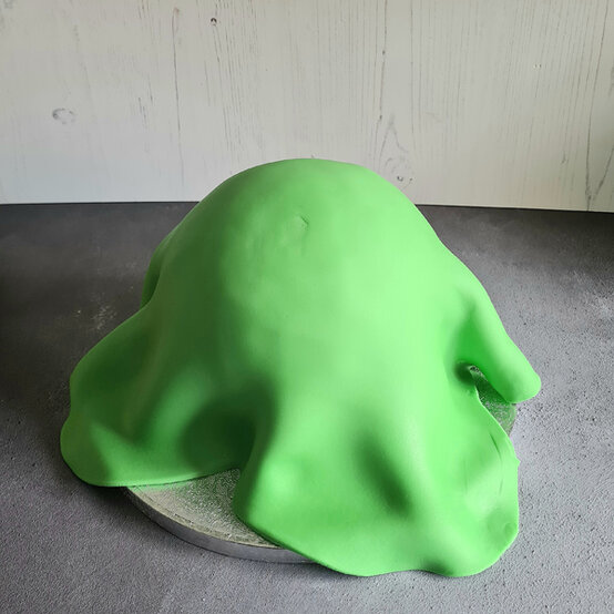 idea_how-to-make-a-frog-cake_step4a.jpg?sw=554&q=85