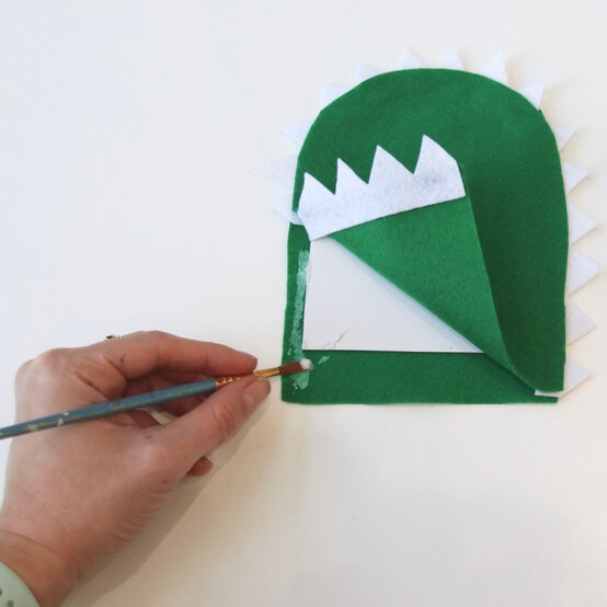 how_to_make_animals_headdresses_crocodile_step4-square.jpg?sw=554&q=85